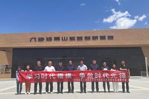 “学习时代楷模，争做时代先锋”主题党日