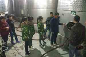 学生在威龙酒厂实习