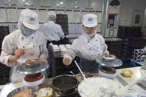 学生在兰州爱里食品厂实习